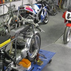 RC 30 et Triumph T 100