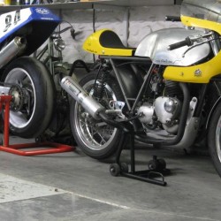 RC 30 et Triumph