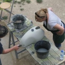Les filles au ponçage des éléments poly