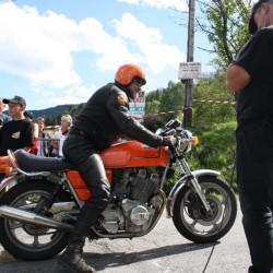 Il faut un grand gaillard pour ce genre de moto